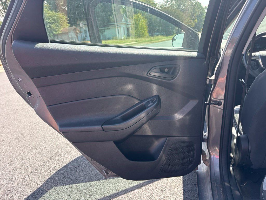 Used 2012 Ford Focus SE w/ SE Sport Pkg FWD image 17