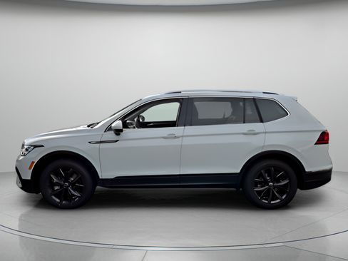 Certified 2024 Volkswagen Tiguan SE w/ Panoramic Sunroof Package FWD image 2