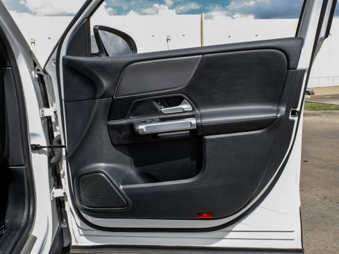 Used 2022 Mercedes-Benz GLB 250 w/ Premium Package Lite image 44