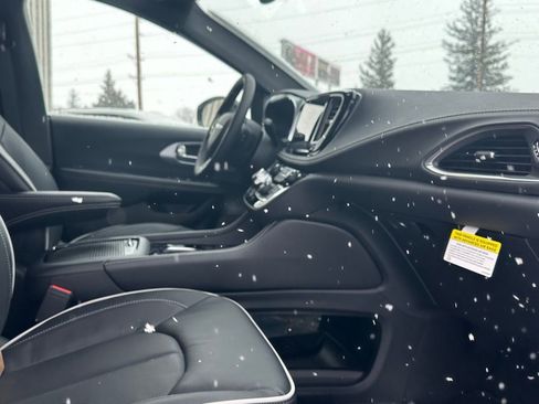 New 2026 Chrysler Pacifica Limited image 19
