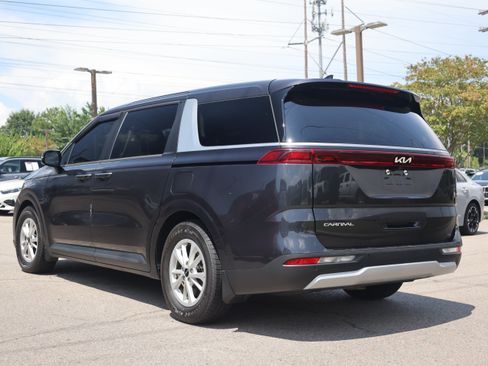Used 2023 Kia Carnival LX FWD image 3