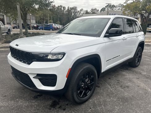 New 2025 Jeep Grand Cherokee Altitude image 3