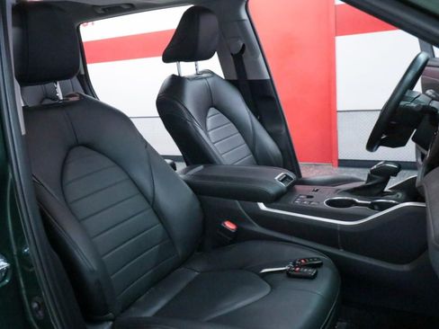 Used 2024 Toyota Highlander XLE FWD image 22