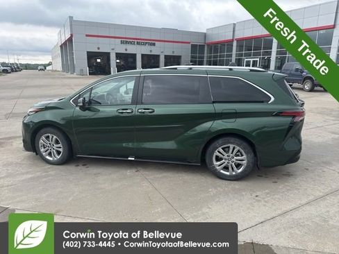 Used 2023 Toyota Sienna Platinum AWD/4WD image 7