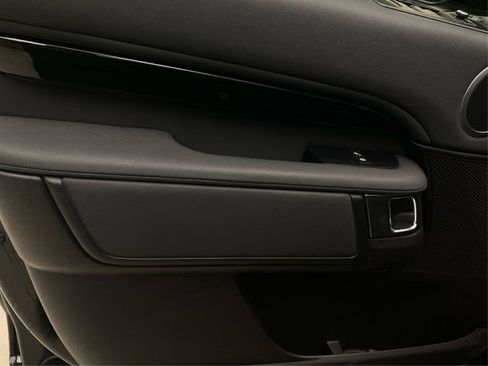 Used 2019 Land Rover Discovery SE image 25