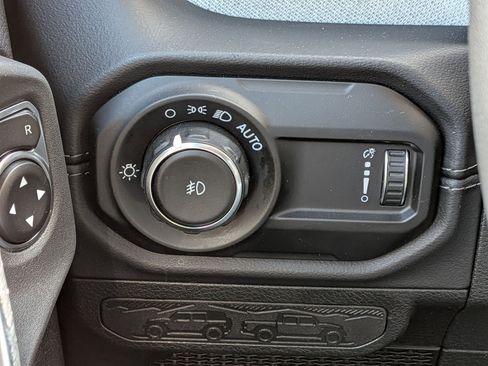 Used 2025 Jeep Wrangler Sahara image 16