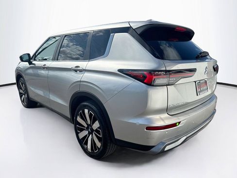 Used 2025 Mitsubishi Outlander SE AWD/4WD image 3