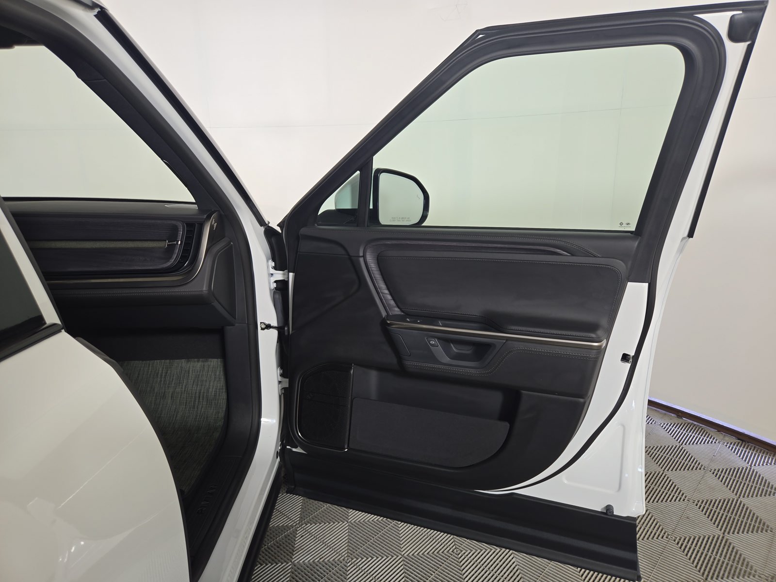 Used 2025 Rivian R1S Adventure Dual AWD/4WD image 18