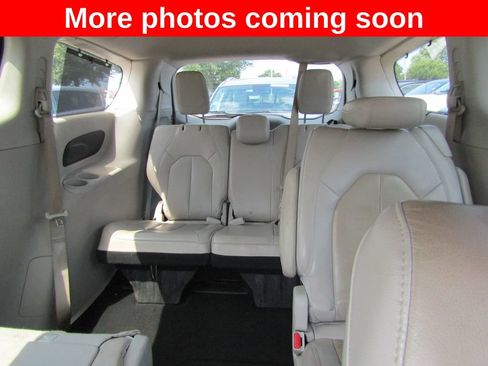 Used 2021 Chrysler Pacifica Touring-L FWD image 13