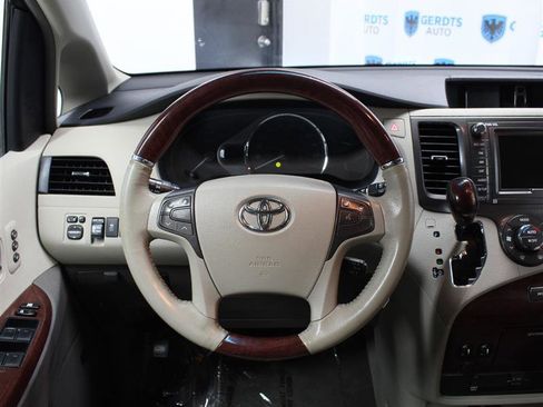 Used 2011 Toyota Sienna Limited w/ Premium Pkg FWD image 14