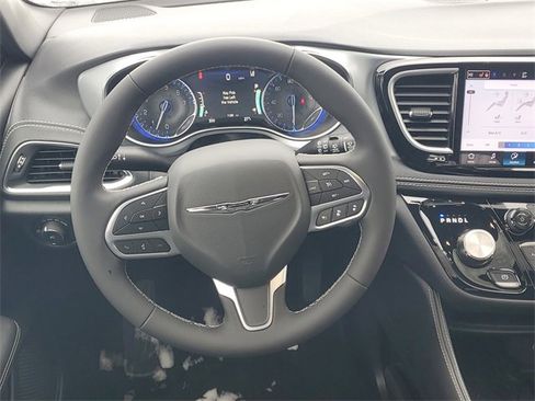 New 2026 Chrysler Pacifica Limited w/ Trailer Tow Group image 15