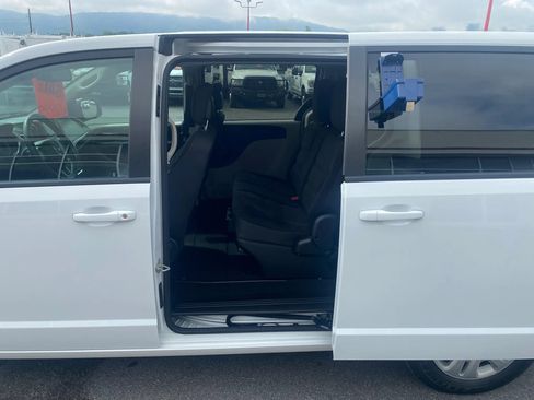 Used 2018 Dodge Grand Caravan SE w/ UConnect Hands-Free Group FWD image 22