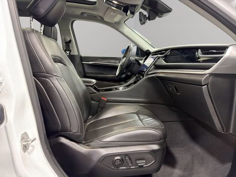 Used 2023 Jeep Grand Cherokee L Limited w/ Luxury Tech Group II AWD/4WD image 17