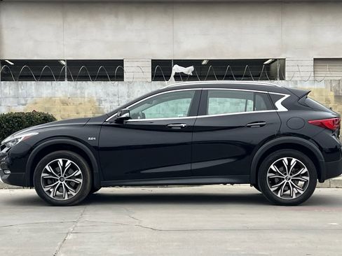 Used 2017 INFINITI QX30 Premium w/ Navigation Package image 6