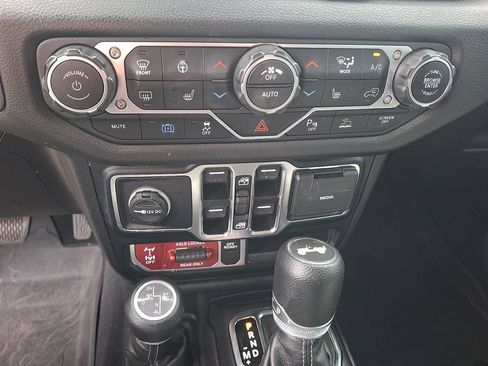 Used 2024 Jeep Wrangler Unlimited AWD/4WD image 15