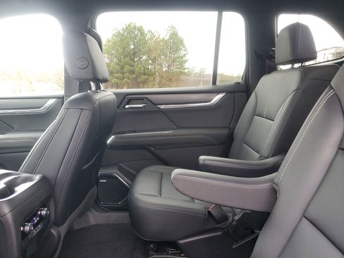 Used 2024 GMC Acadia Elevation image 9