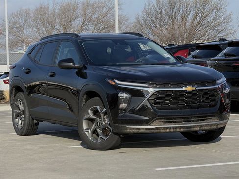 Certified 2025 Chevrolet Trax LT image 2