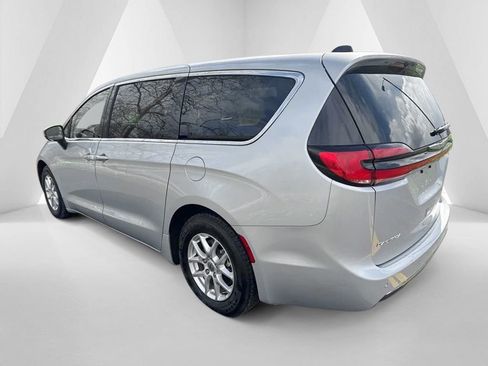 Used 2023 Chrysler Pacifica Touring-L image 7