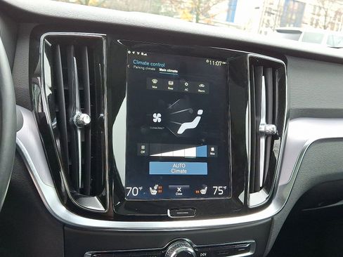 Used 2019 Volvo S60 T6 Momentum w/ Premium Package image 17