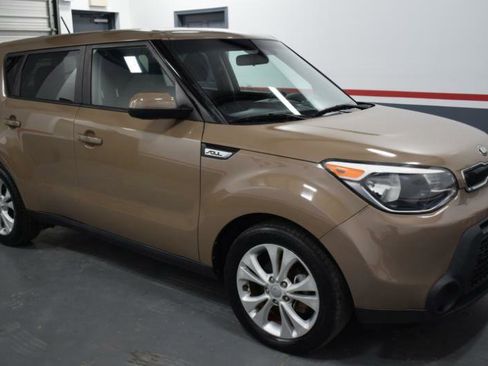 Used 2015 Kia Soul + image 2