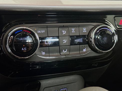 Used 2025 Chevrolet Trax LT w/ LT Convenience Package image 23