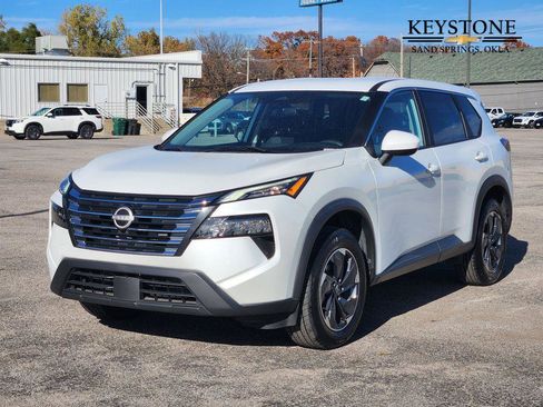 Used 2024 Nissan Rogue SV image 3