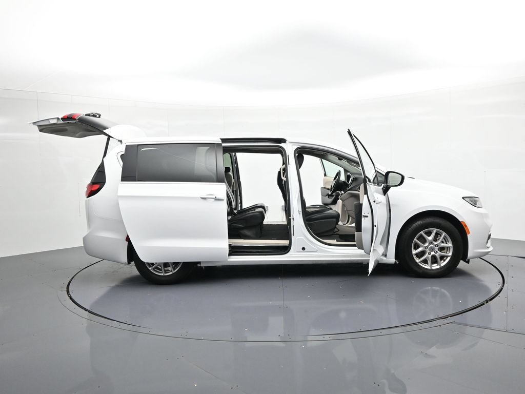 Used 2024 Chrysler Pacifica Touring-L FWD image 23