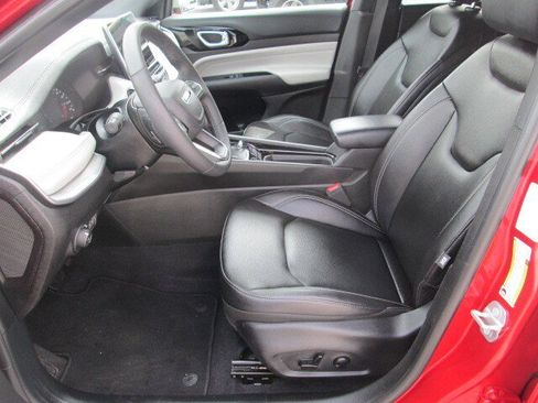 Used 2025 Jeep Compass Limited image 9