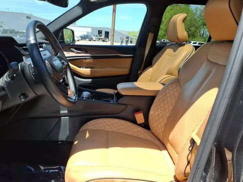 Used 2023 Jeep Grand Cherokee Summit AWD/4WD image 10