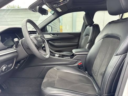 Used 2023 Jeep Grand Cherokee Altitude AWD/4WD image 13
