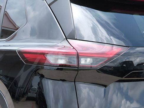 Used 2023 Nissan Rogue SV FWD image 39