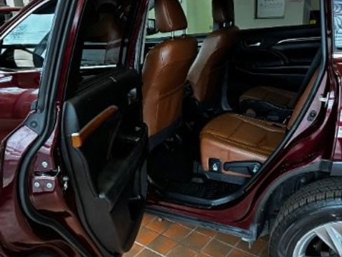 Used 2019 Toyota Highlander Limited image 28