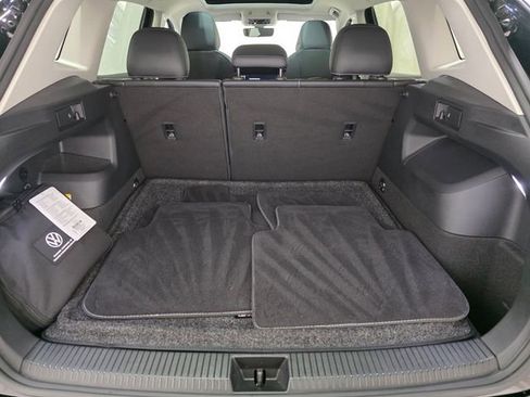 Certified 2025 Volkswagen Tiguan SE w/ Panoramic Sunroof Package image 37