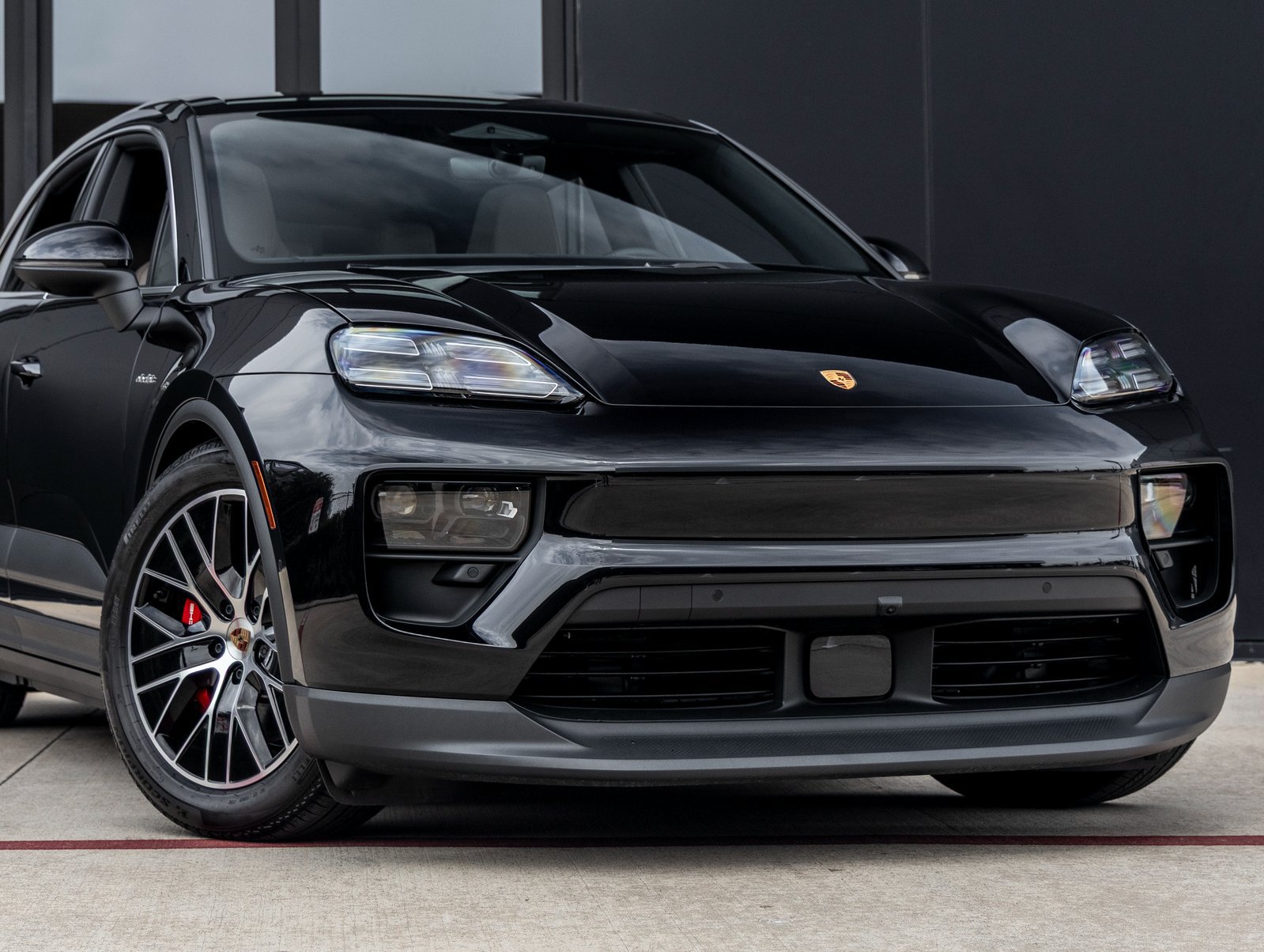 Certified 2025 Porsche Macan 4S Electric AWD/4WD image 11