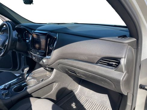 Used 2022 Chevrolet Traverse LT image 16