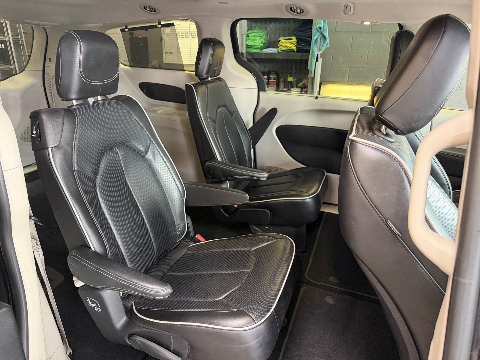 Used 2023 Chrysler Pacifica Limited FWD image 18