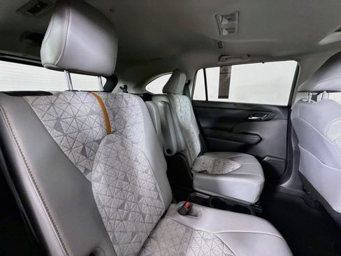 Used 2022 Toyota Highlander Bronze Edition FWD image 42