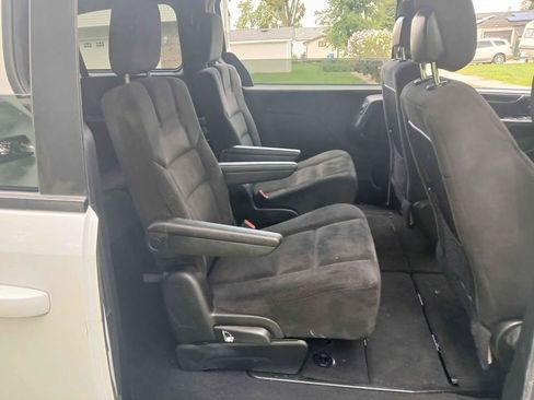 Used 2016 Dodge Grand Caravan SE FWD image 15
