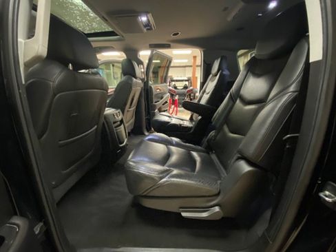 Used 2018 Cadillac Escalade ESV Luxury image 21