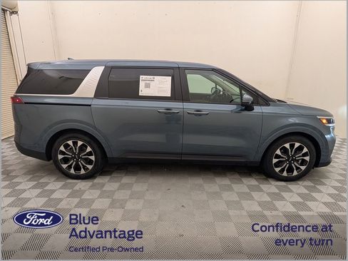 Used 2024 Kia Carnival EX FWD image 2