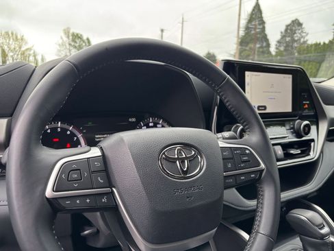 Used 2025 Toyota Highlander LE FWD image 29