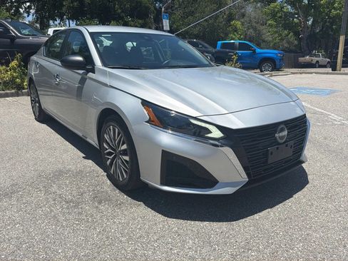 Used 2024 Nissan Altima 2.5 SV FWD image 4