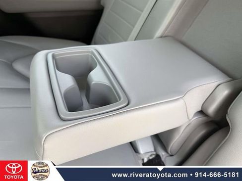 Used 2022 Toyota Highlander XLE AWD/4WD image 17