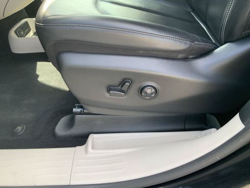 Used 2023 Chrysler Pacifica Touring-L FWD image 21