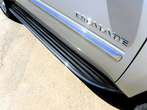 Used 2011 Cadillac Escalade Luxury image 20