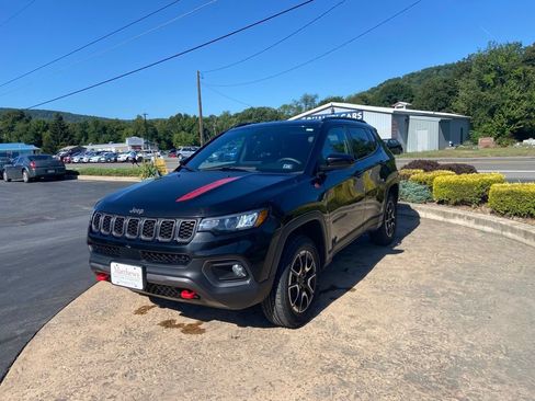Used 2024 Jeep Compass Trailhawk AWD/4WD image 3