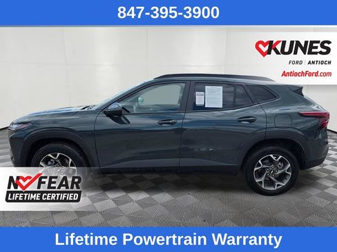 Used 2025 Chevrolet Trax LT w/ LT Convenience Package FWD image 4
