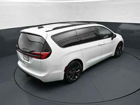 Used 2024 Chrysler Pacifica Touring-L w/ S Appearance Package FWD image 18