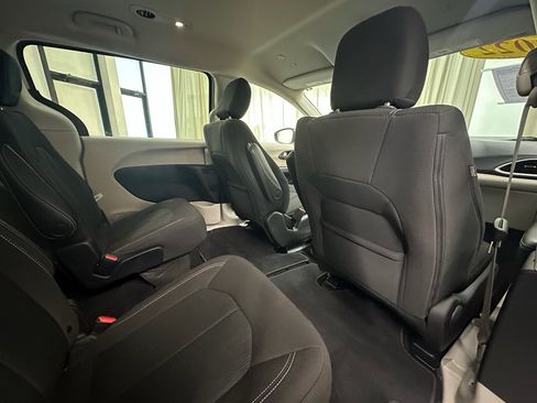 Used 2022 Chrysler Voyager LX image 19