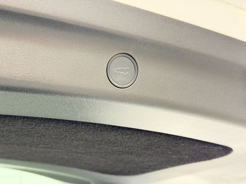 Used 2022 Tesla Model Y Long Range image 32